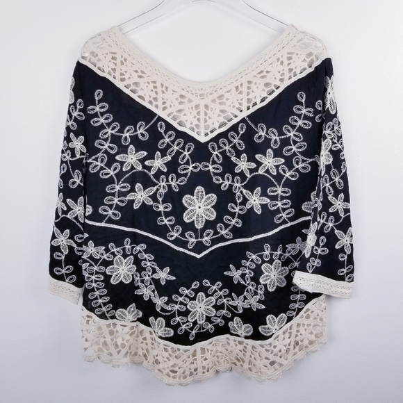 Solitaire Black & Cream Crochet Embroidered Boho Top NWT size Medium - Picture 1 of 9